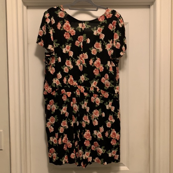 Forever 21 gently worn floral print cross front flutter sleeve romper - Picture 4 of 6